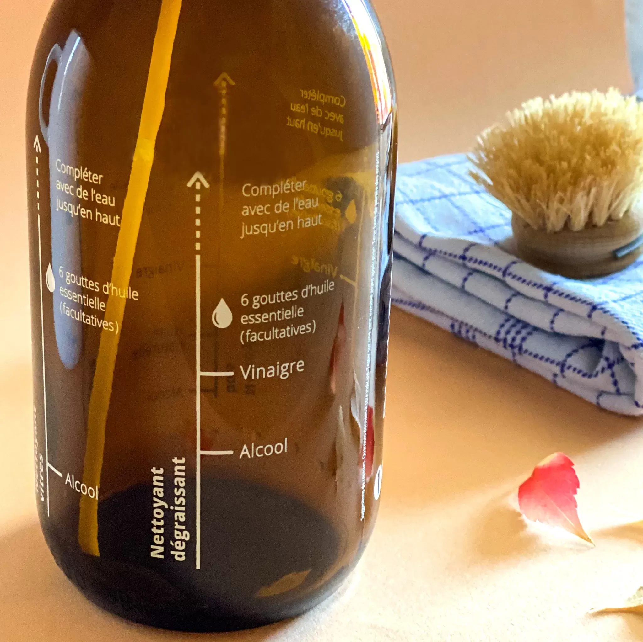 Illustration numéro 3 du produit Flacon spray gradué de 5 recettes ménage au naturel DIY - 500ml