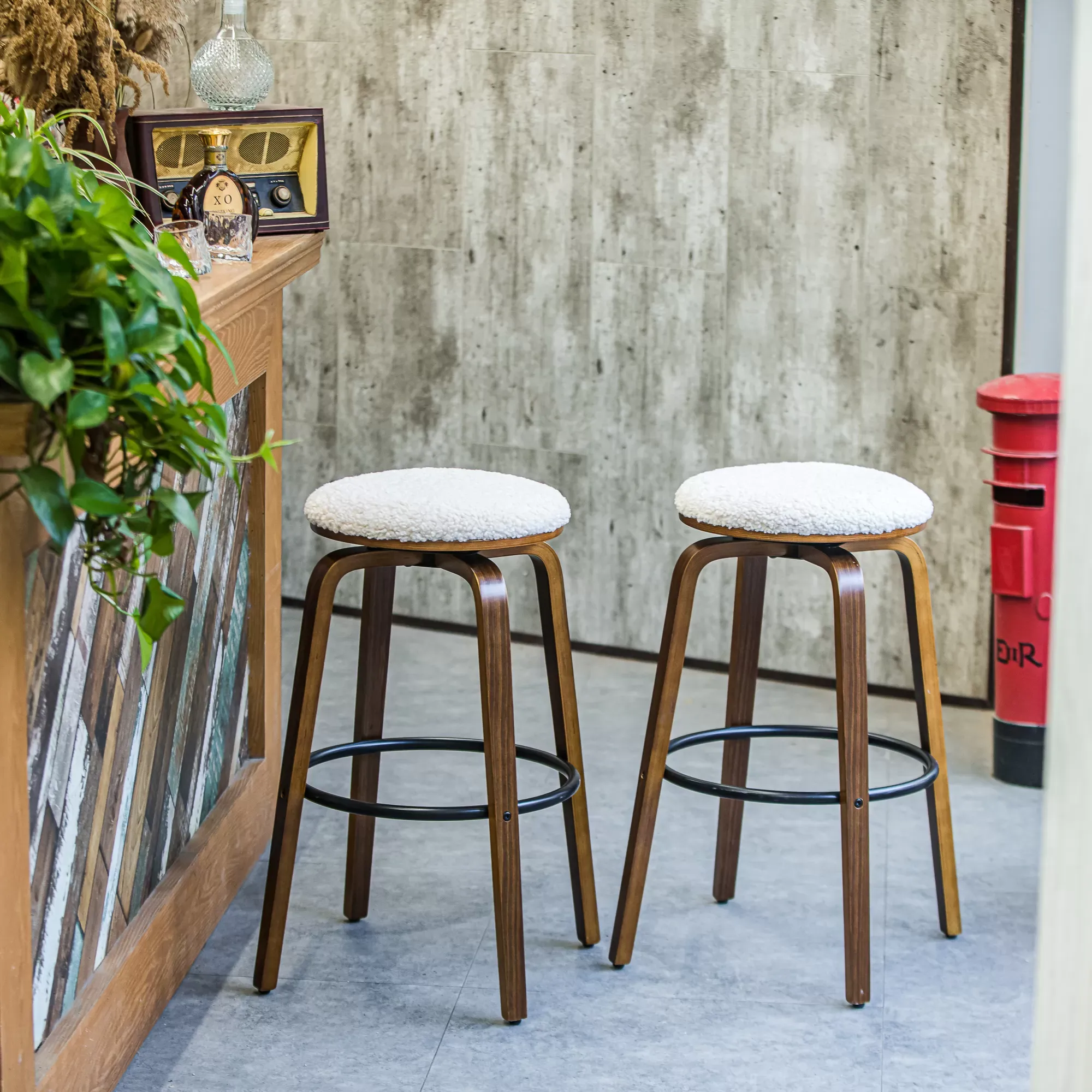 Illustration numéro 3 du produit Lot de 2 tabourets de bar en frêne et bouclettes blanches