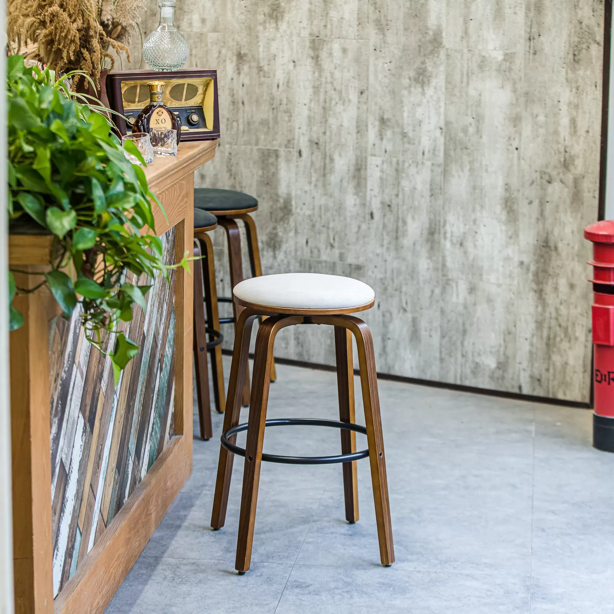 Illustration numéro 3 du produit Lot de 2 tabourets de bar en frêne et velours beige