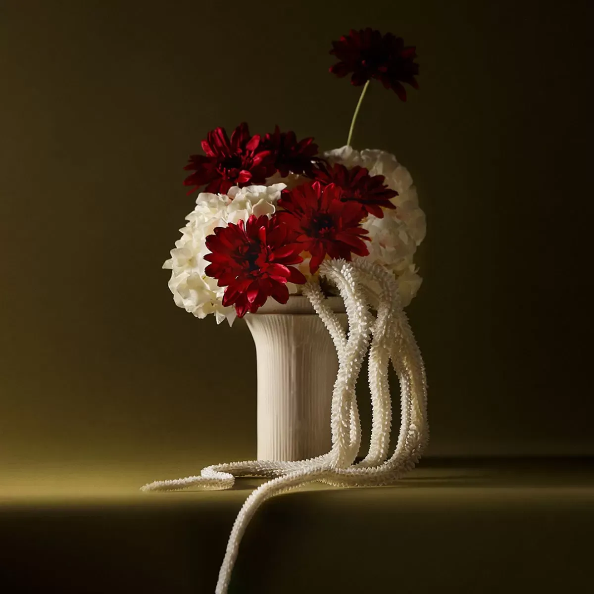 Illustration numéro 3 du produit Tige de gerbera artificielle rouge foncé H59