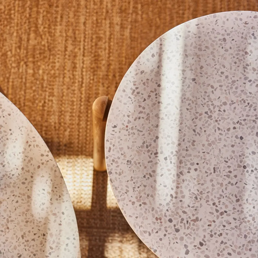 Illustration numéro 3 du produit Set  2 chaises en corde beige et table d’appoint en terrazzo