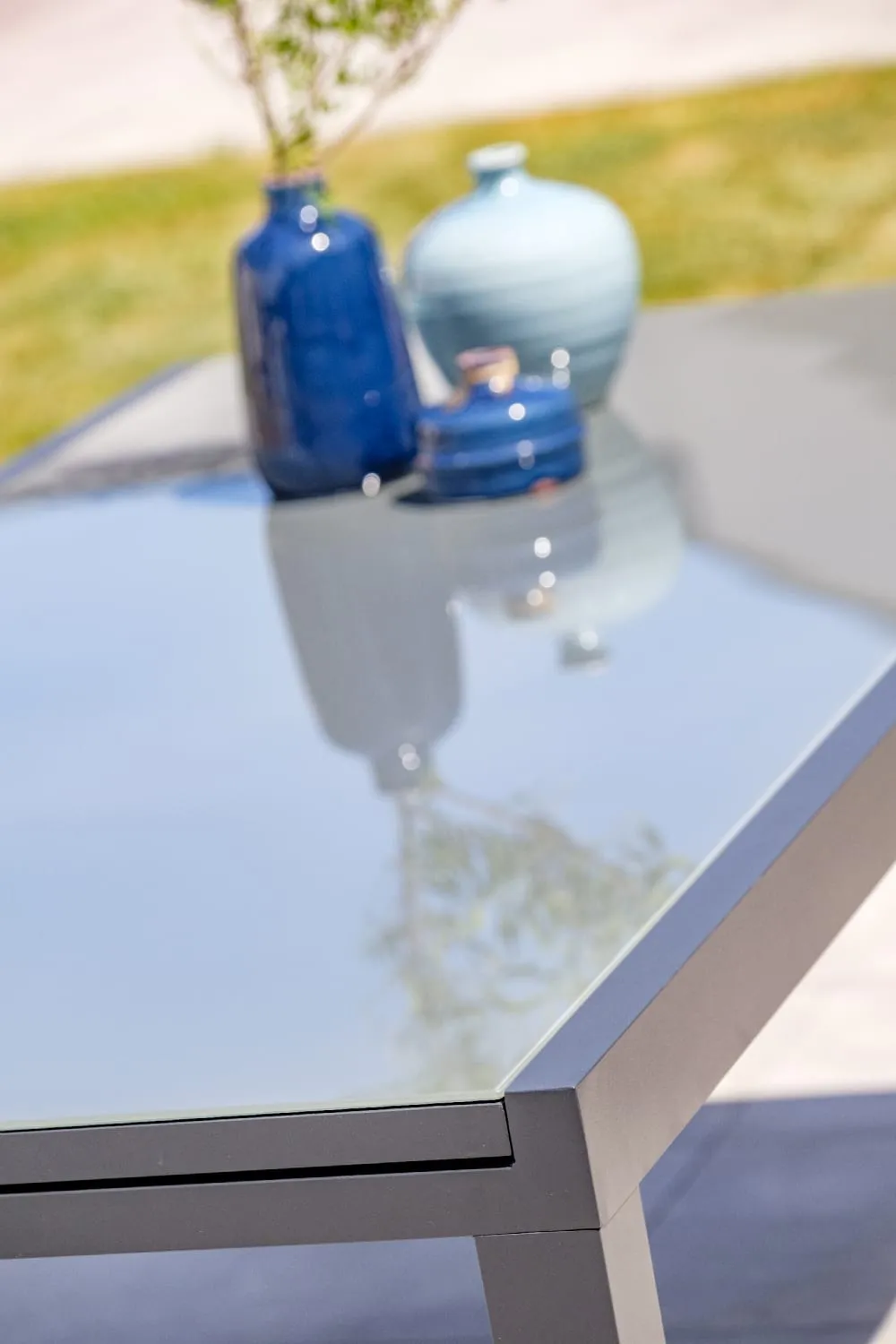 Illustration numéro 3 du produit Ensemble repas 12 places en aluminium et plateau verre