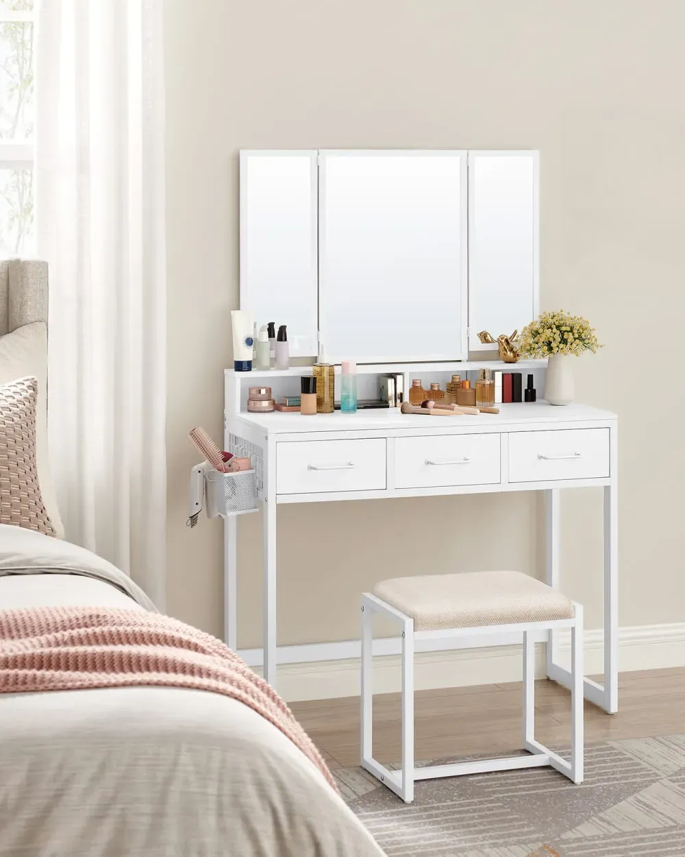 Illustration numéro 3 du produit Coiffeuse avec tabouret et triple miroir 3 tiroirs sèche-cheveux blanc