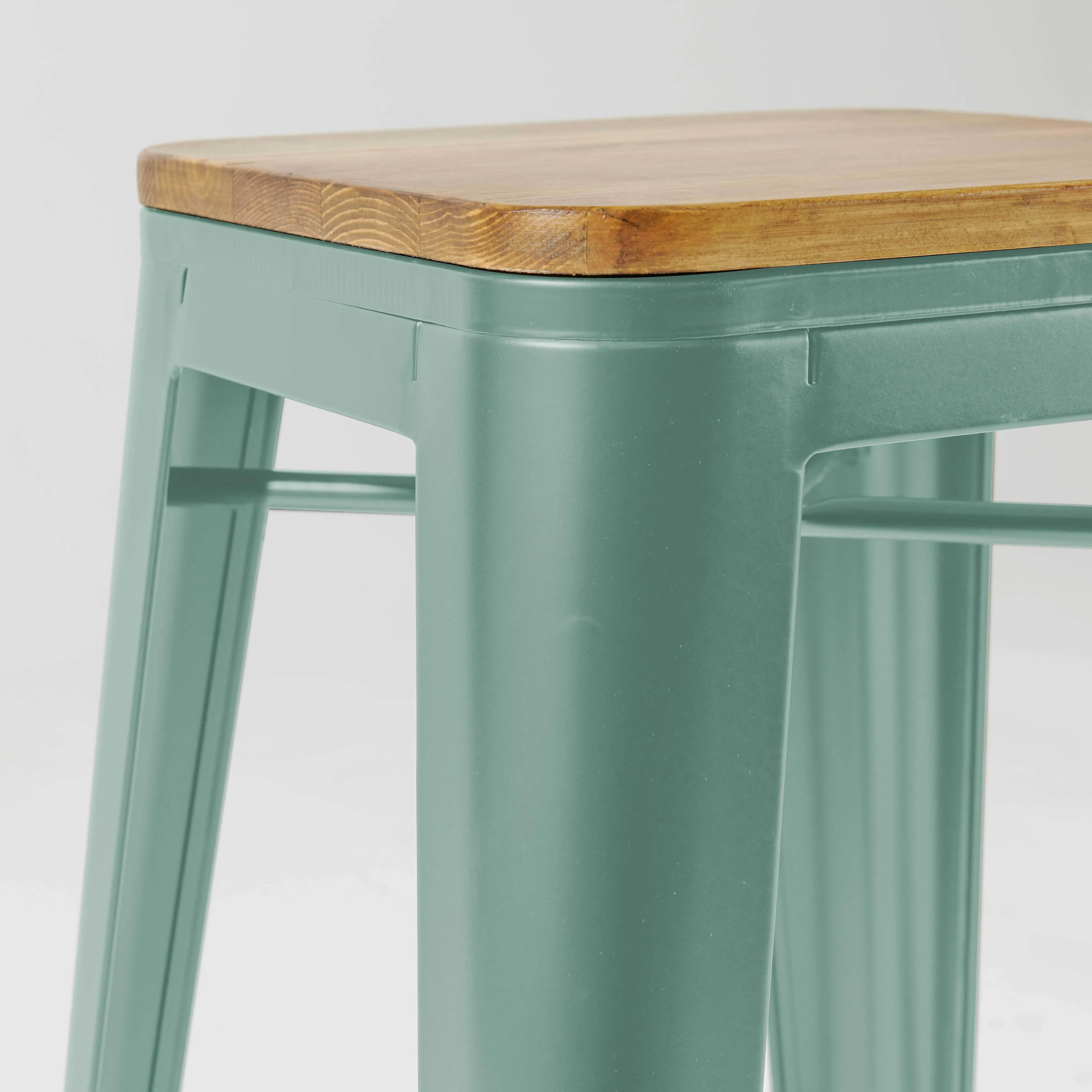 Illustration numéro 3 du produit Lot de 4 tabourets de bar en métal mat vert gris et bois