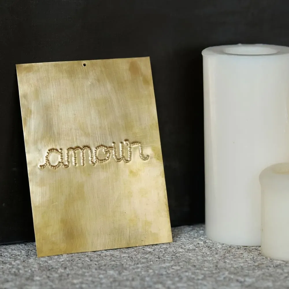 Illustration numéro 3 du produit Déco murale laiton martelé amour métal doré 20x15 cm