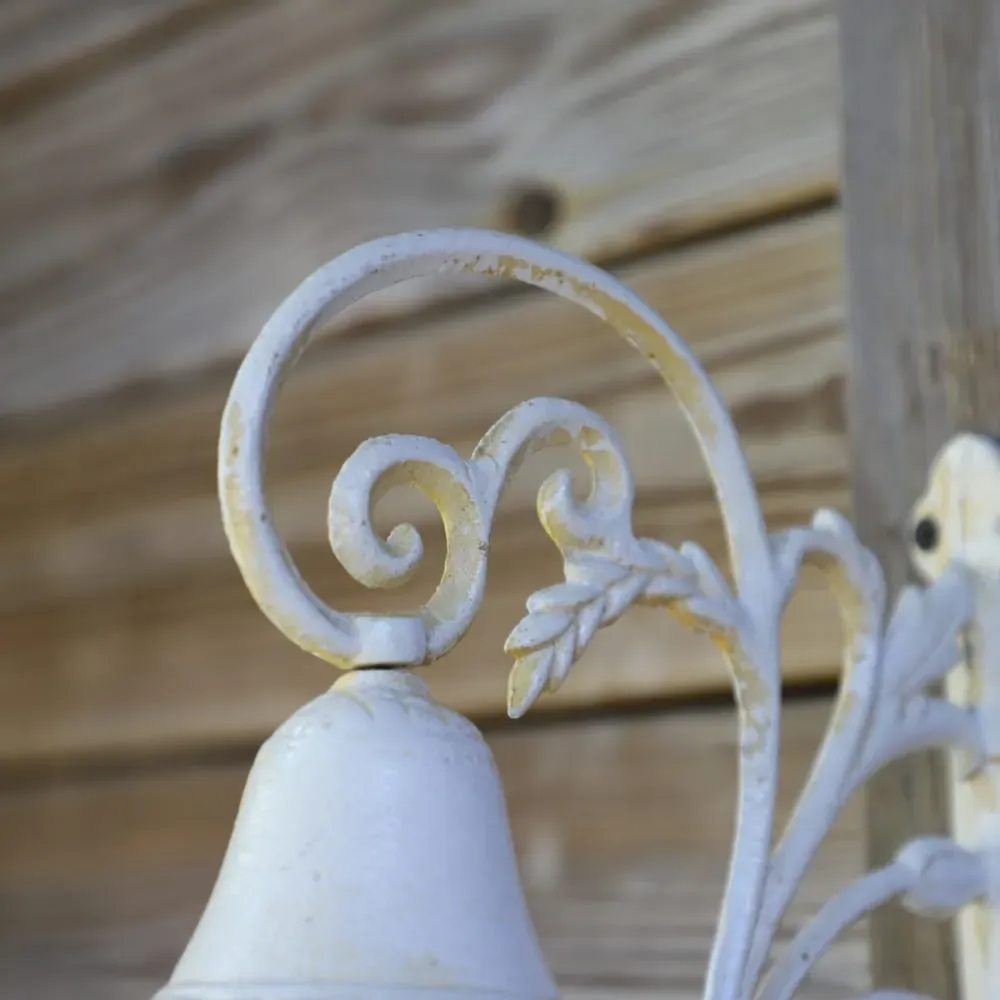 Illustration numéro 3 du produit Cloche de jardin de porte ancienne en fonte blanche 23 x 19.5 cm