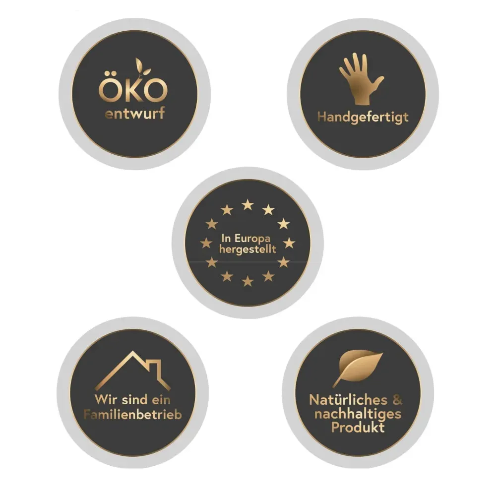 Illustration numéro 3 du produit Porte-clés en métal doré et chêne huilé