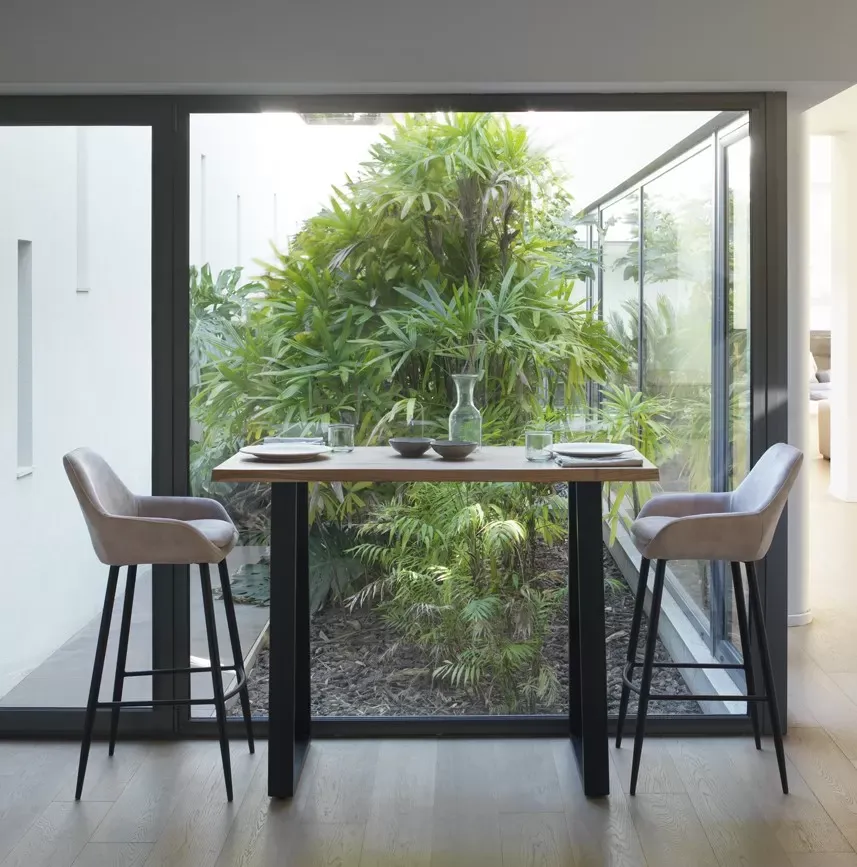 Illustration numéro 3 du produit Table de bar haute 130x70 en acacia massif avec pieds en métal noir