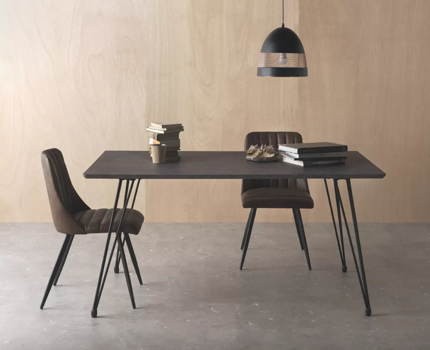 Illustration numéro 3 du produit Table en mélaminé effet rouille avec pieds en métal 160x90