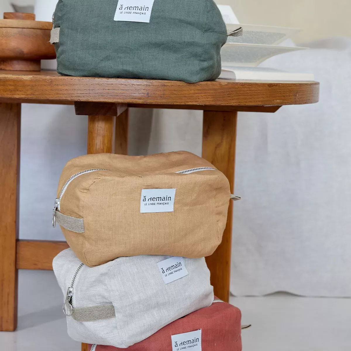 Illustration numéro 3 du produit Trousse de toilette uni en lin vert 18x11