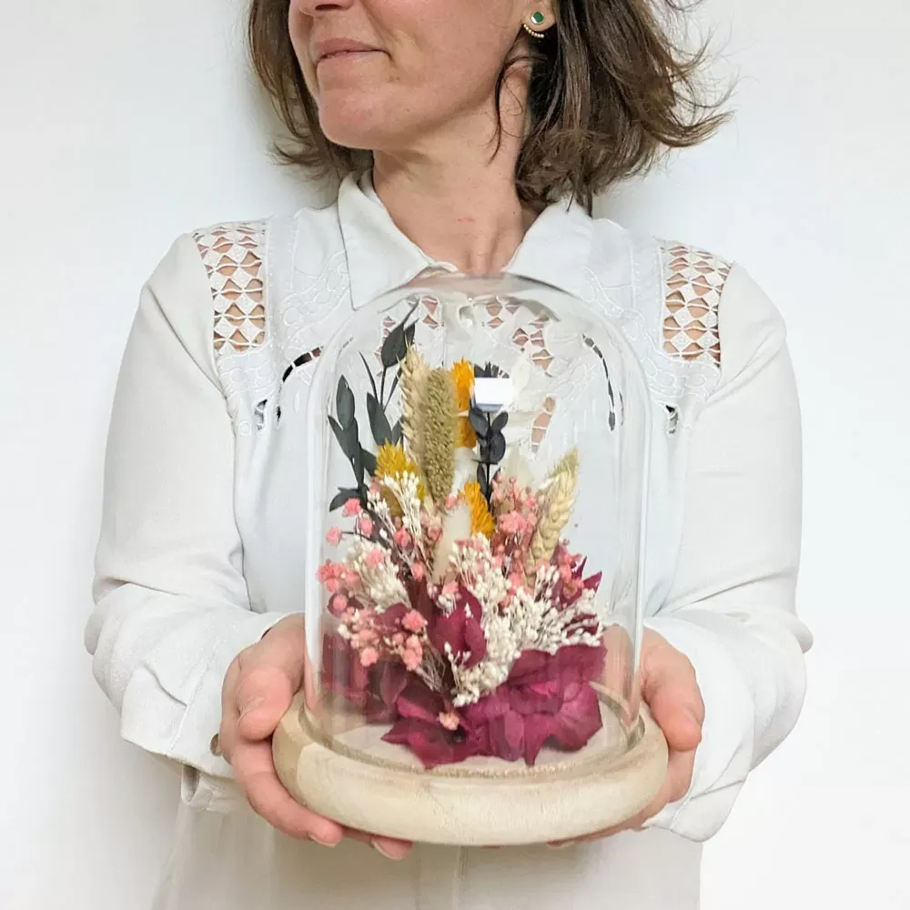 Illustration numéro 3 du produit Cloche de fleurs séchées fuchsia Agathe