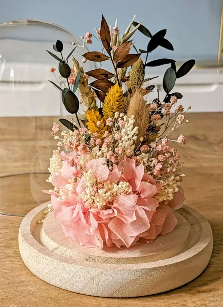 Illustration numéro 3 du produit Cloche de fleurs séchées rose Emma