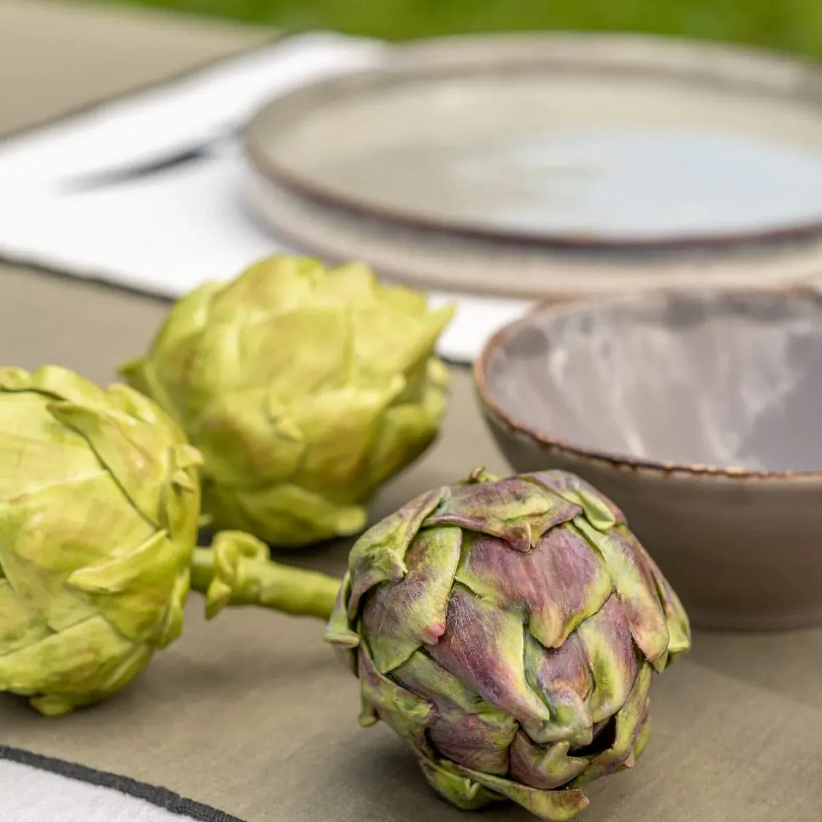 Illustration numéro 3 du produit Tige d'artichaut artificiel verte H8