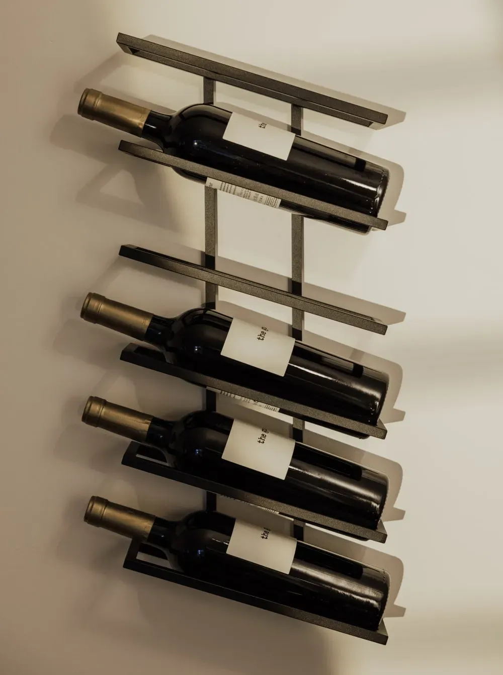 Illustration numéro 3 du produit Etagère à vin murale en acier noir, 62x27x10 cm