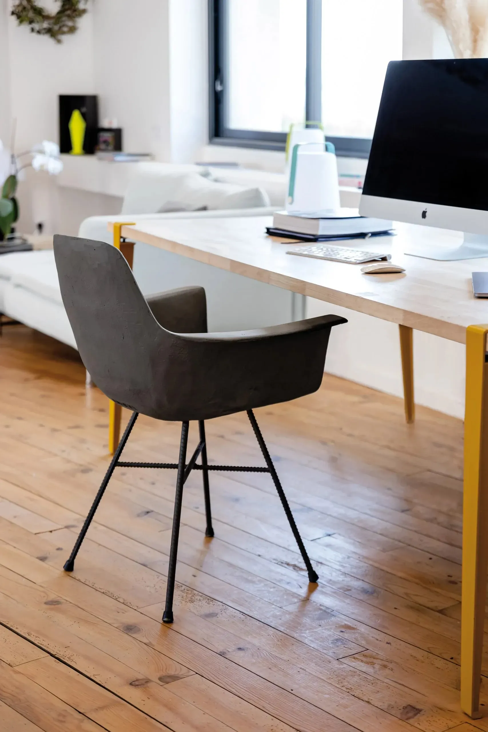 Illustration numéro 3 du produit Fauteuil haut design industriel en béton gris et acier noir - 85x64cm