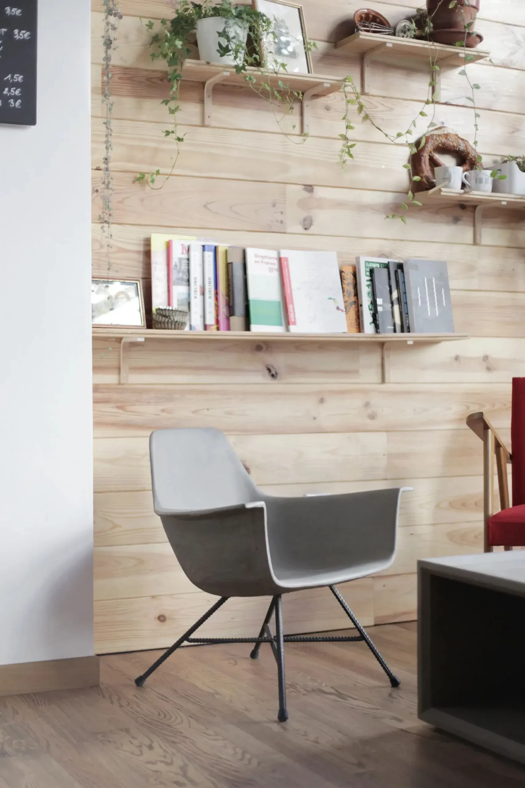 Illustration numéro 3 du produit Fauteuil bas design industriel en béton gris et acier noir - 65x64cm