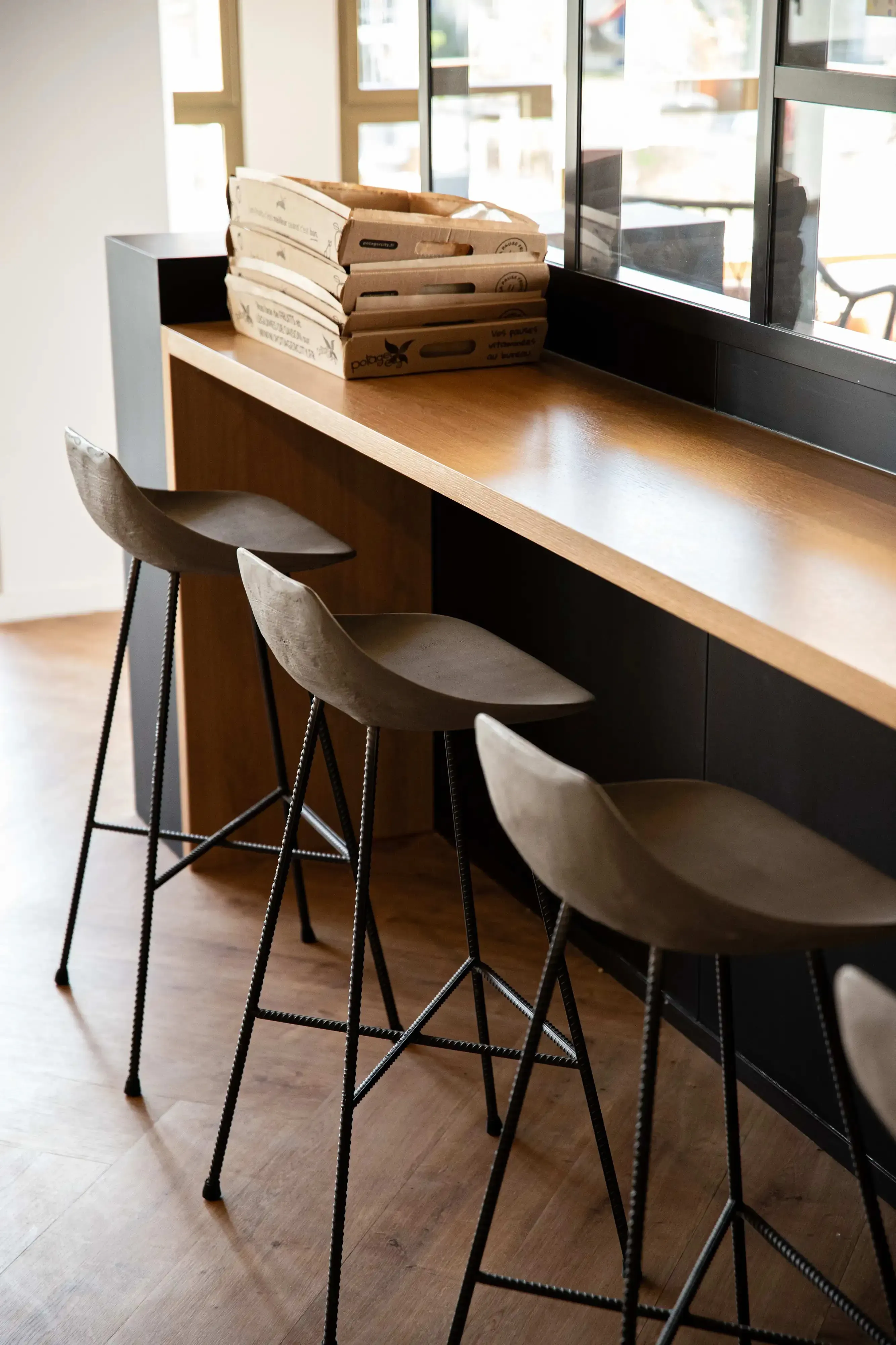 Illustration numéro 3 du produit Tabouret de bar industriel en béton gris et acier noir - 93.5x44cm