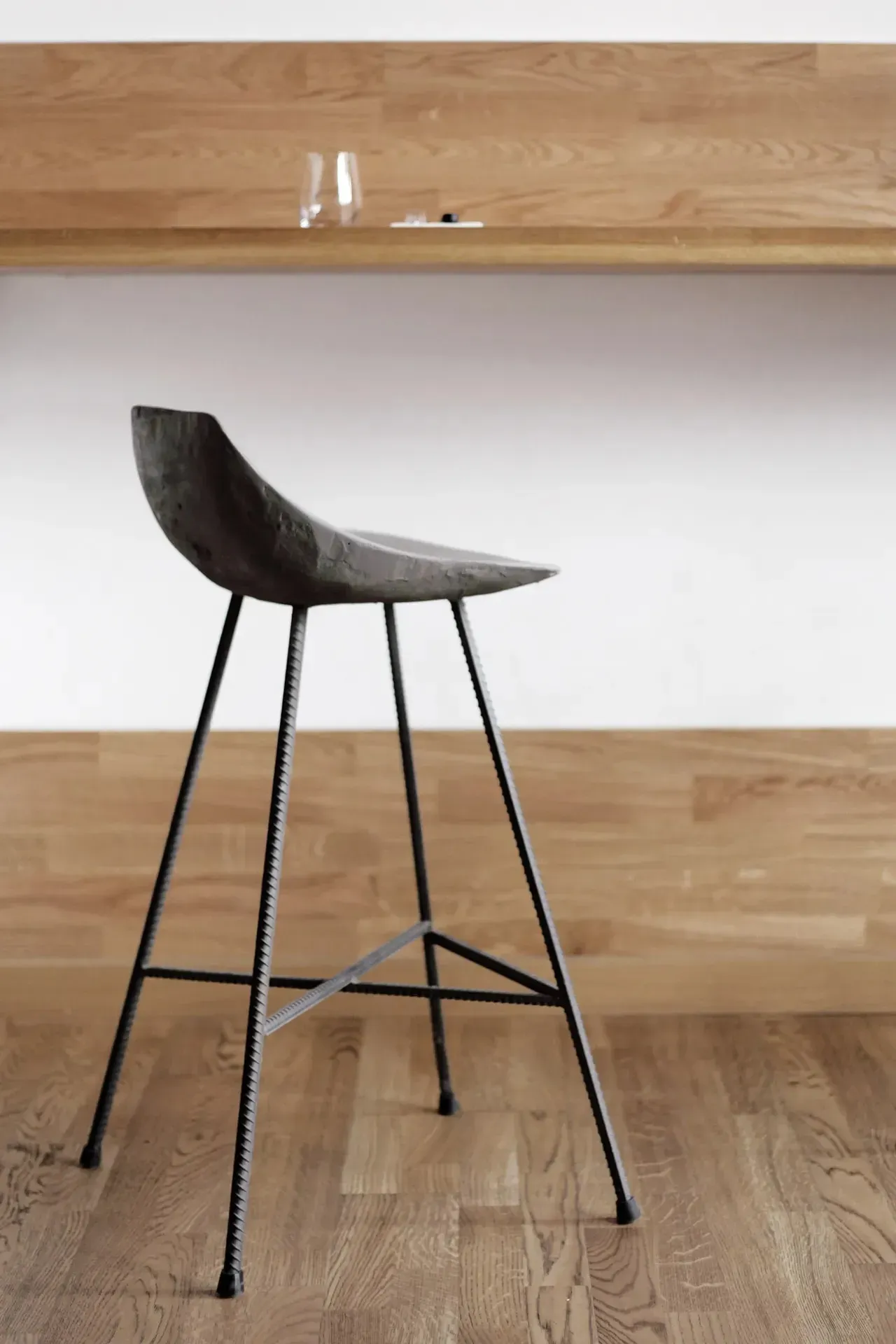 Illustration numéro 3 du produit Chaise de bar design industriel en béton gris et acier noir - 82x45cm