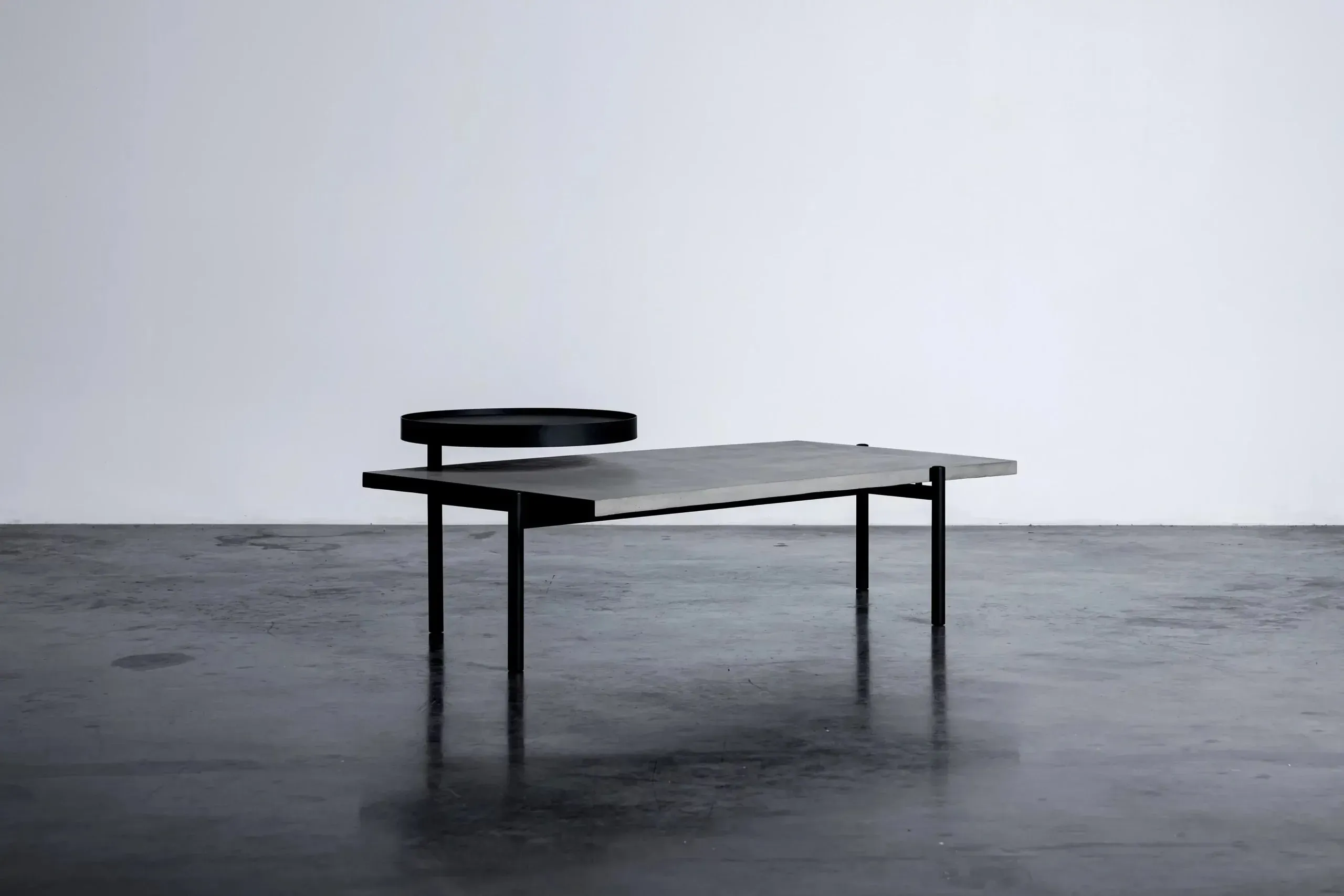 Illustration numéro 3 du produit Table basse pivotante en béton gris et acier noir - 136x80cm