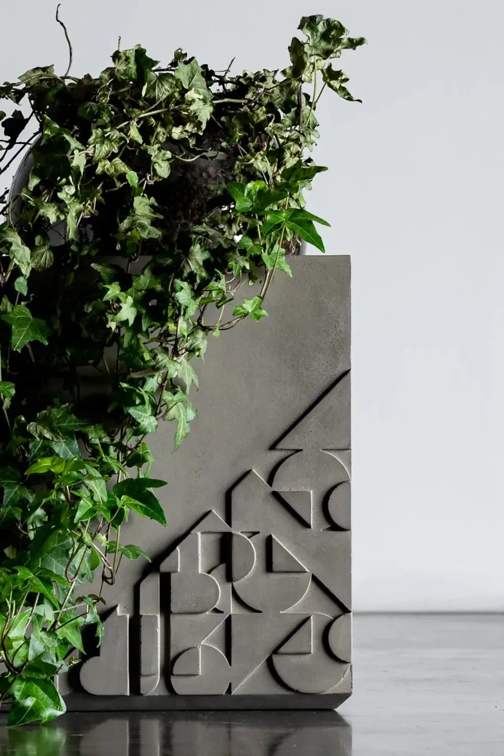 Illustration numéro 3 du produit Table d'appoint design en béton gris et verre soufflé - 30x48cm