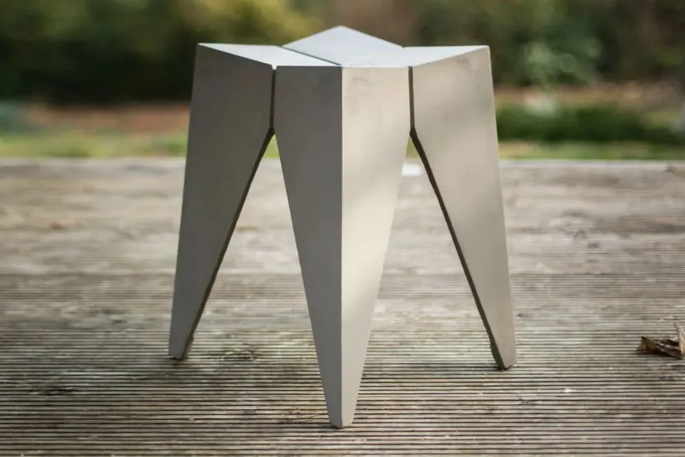 Illustration numéro 3 du produit Tabouret design brutaliste en béton gris - 45x35cm
