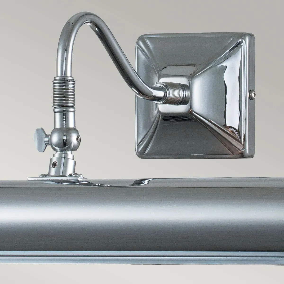 Illustration numéro 3 du produit Applique pour tableau en métal chrome poli