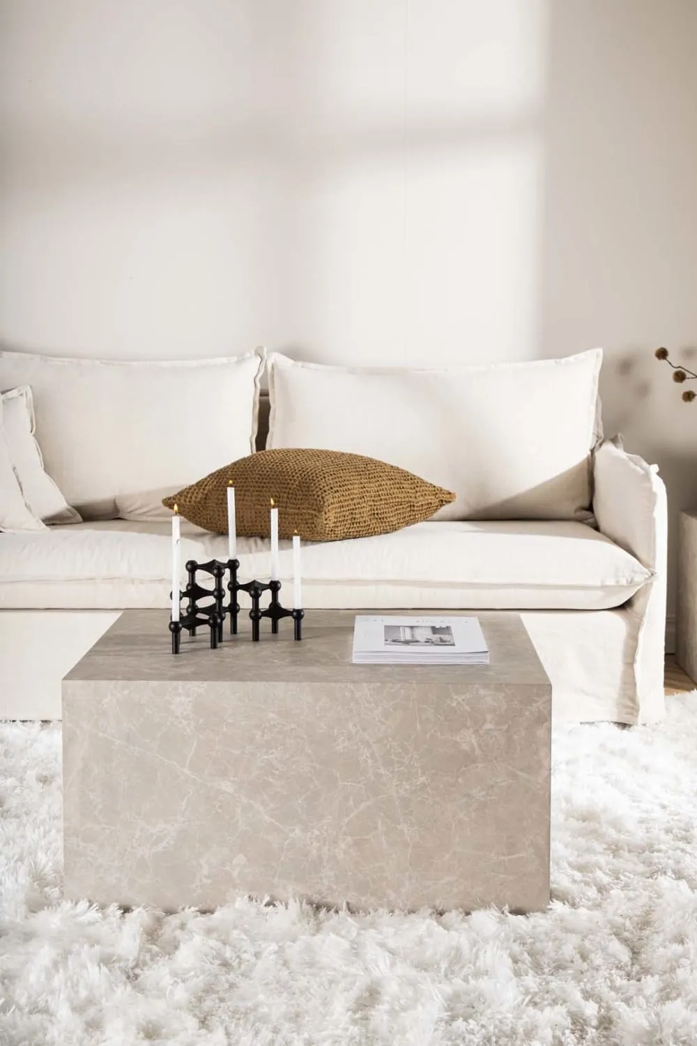 Illustration numéro 3 du produit Table basse beige en bois