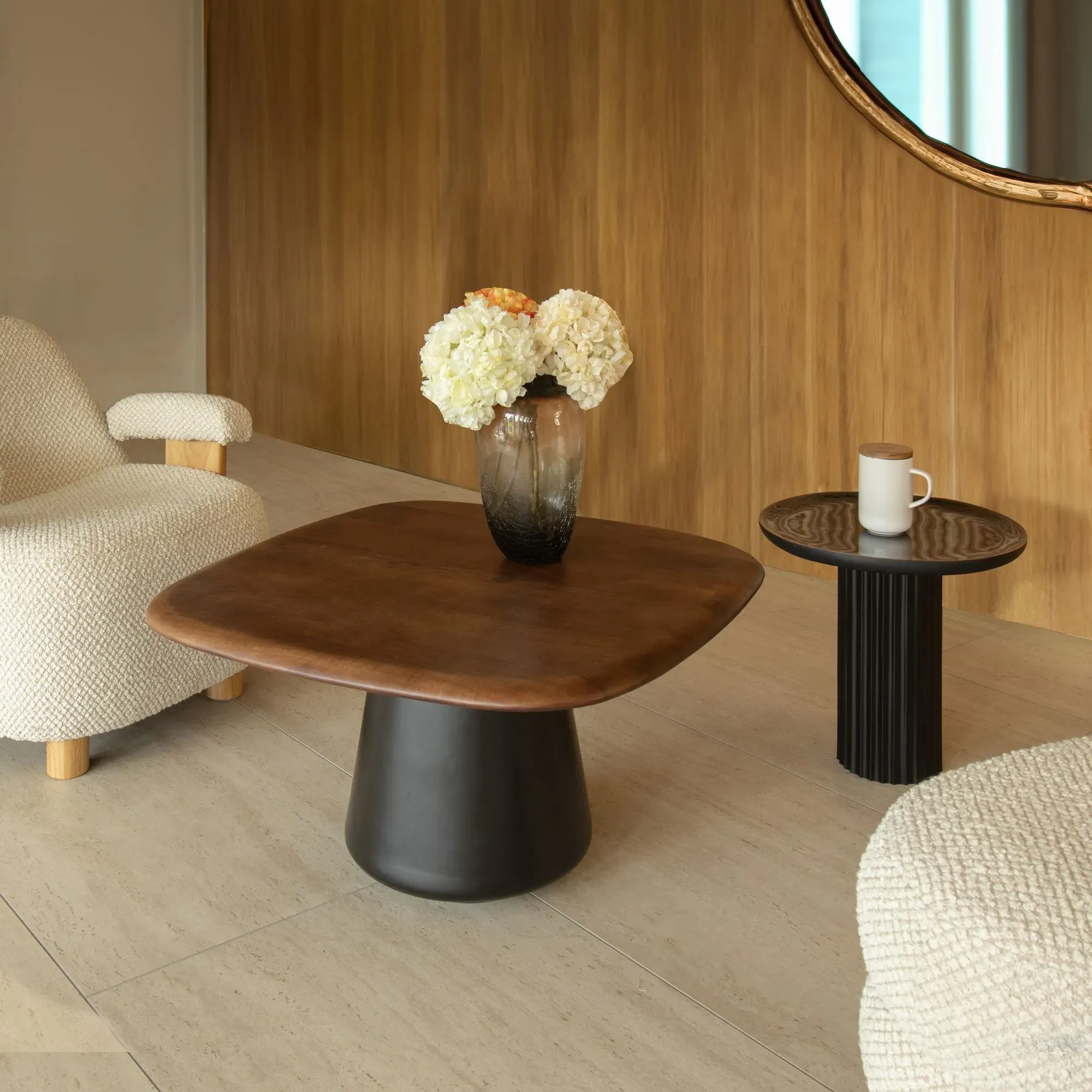 Illustration numéro 3 du produit Table d'appoint en bois de manguier et pied en métal noir