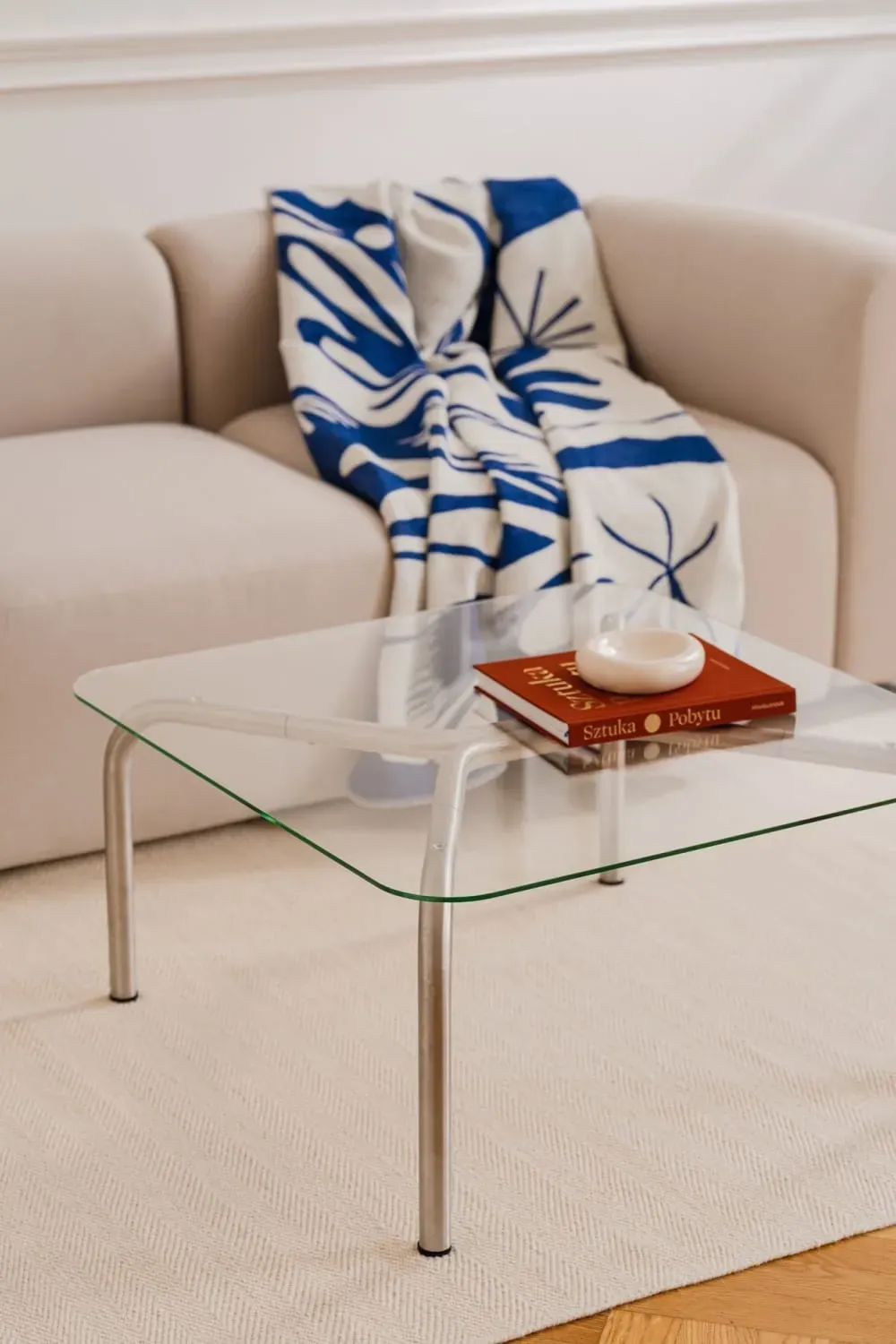 Illustration numéro 3 du produit Table basse en acier brossé avec plateau en verre