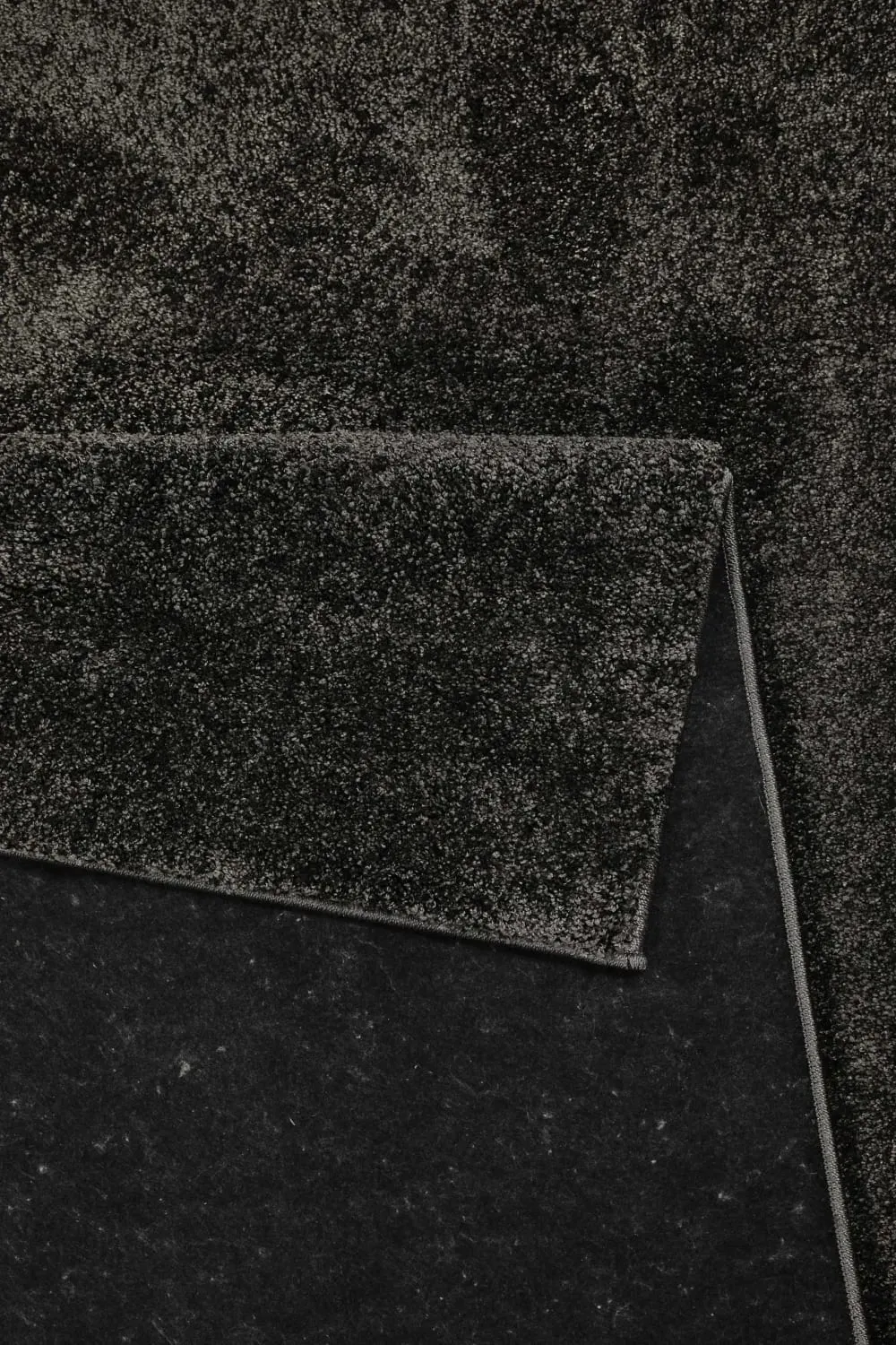 Illustration numéro 3 du produit Tapis uni poils ras anthracite belle densité 120x170