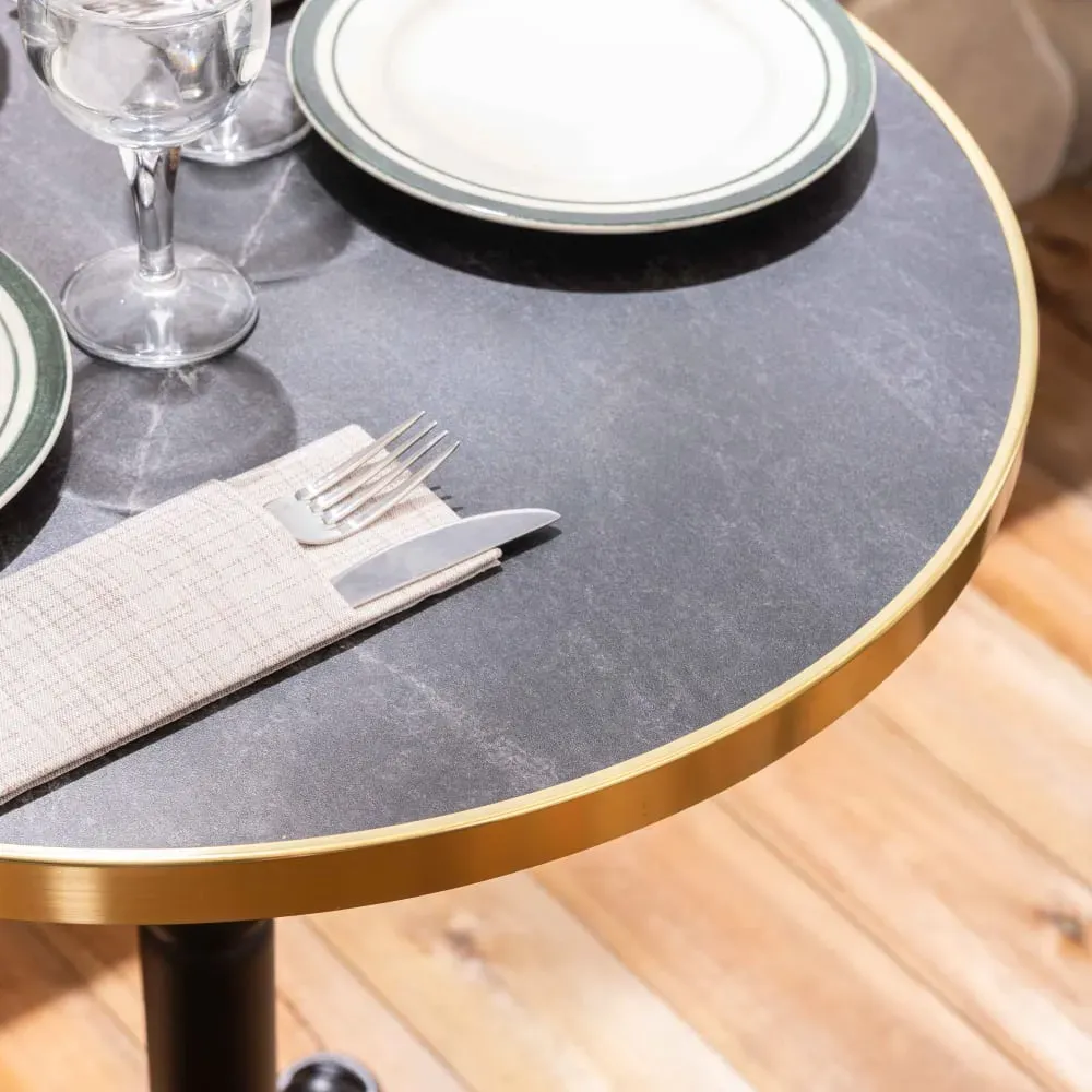 Illustration numéro 3 du produit Ensemble table de terrasse marbre noir et 2 chaises rouge