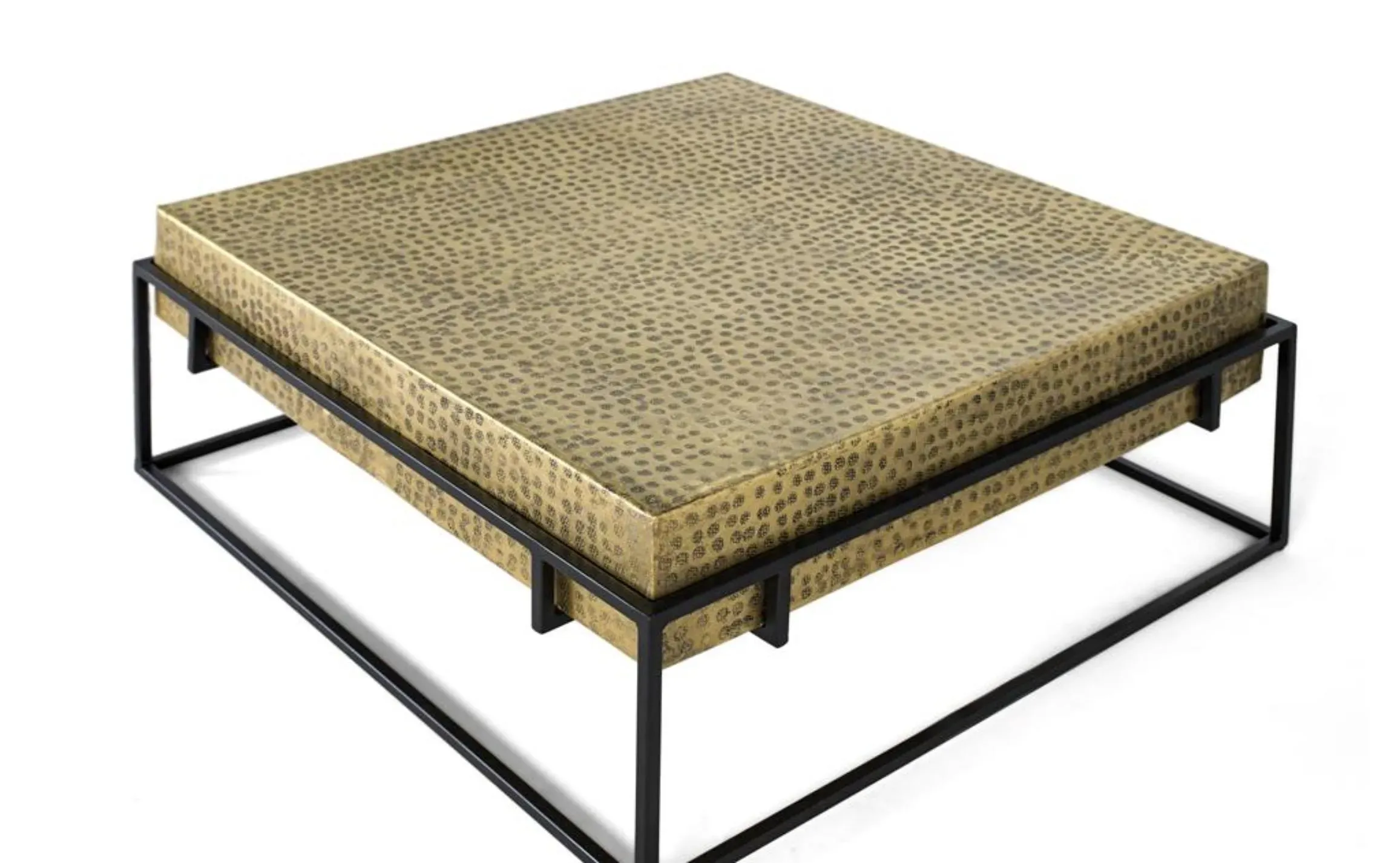 Illustration numéro 3 du produit Table basse carrée avec structure en fer doré