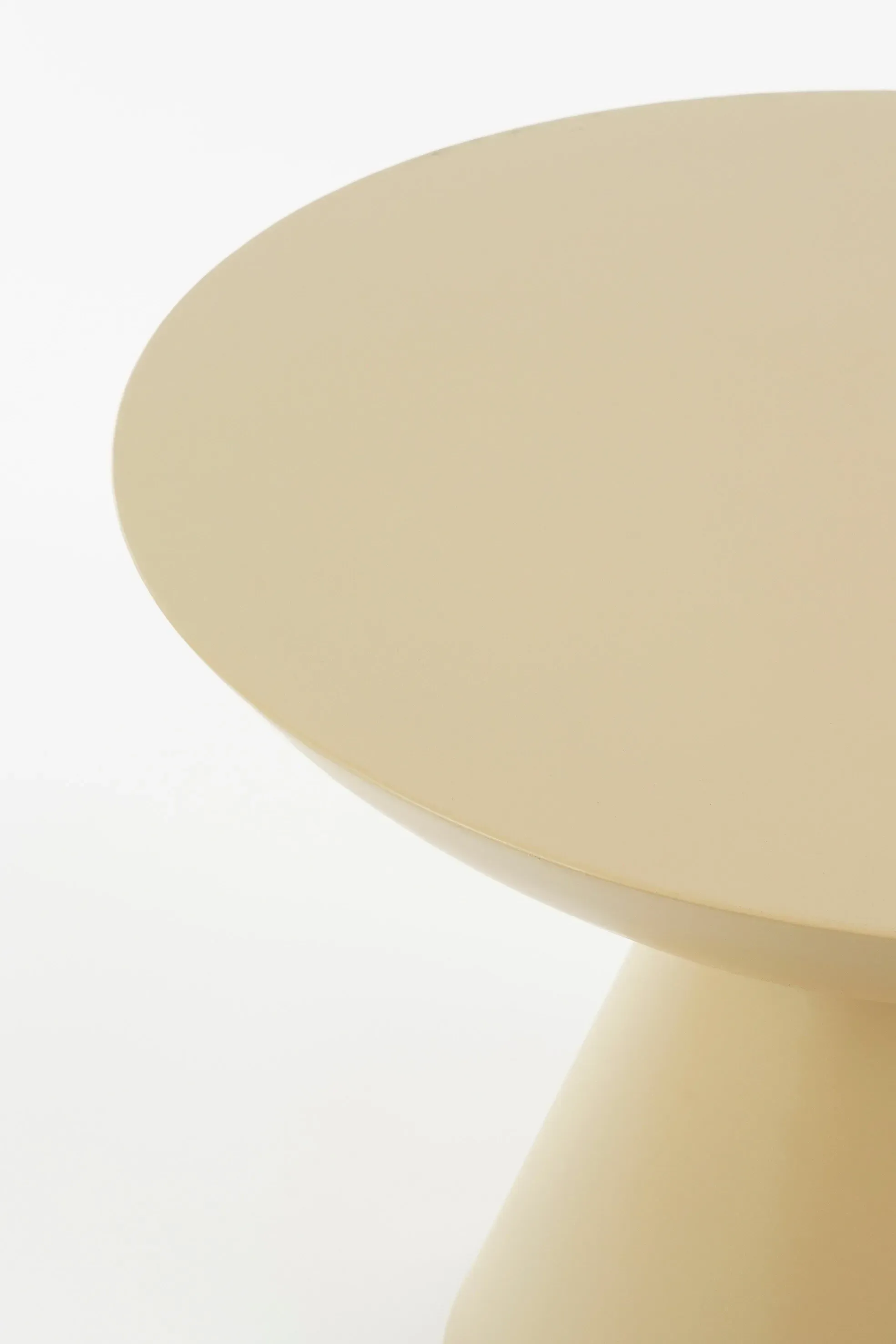 Illustration numéro 3 du produit Table d'appoint en métal beige H44