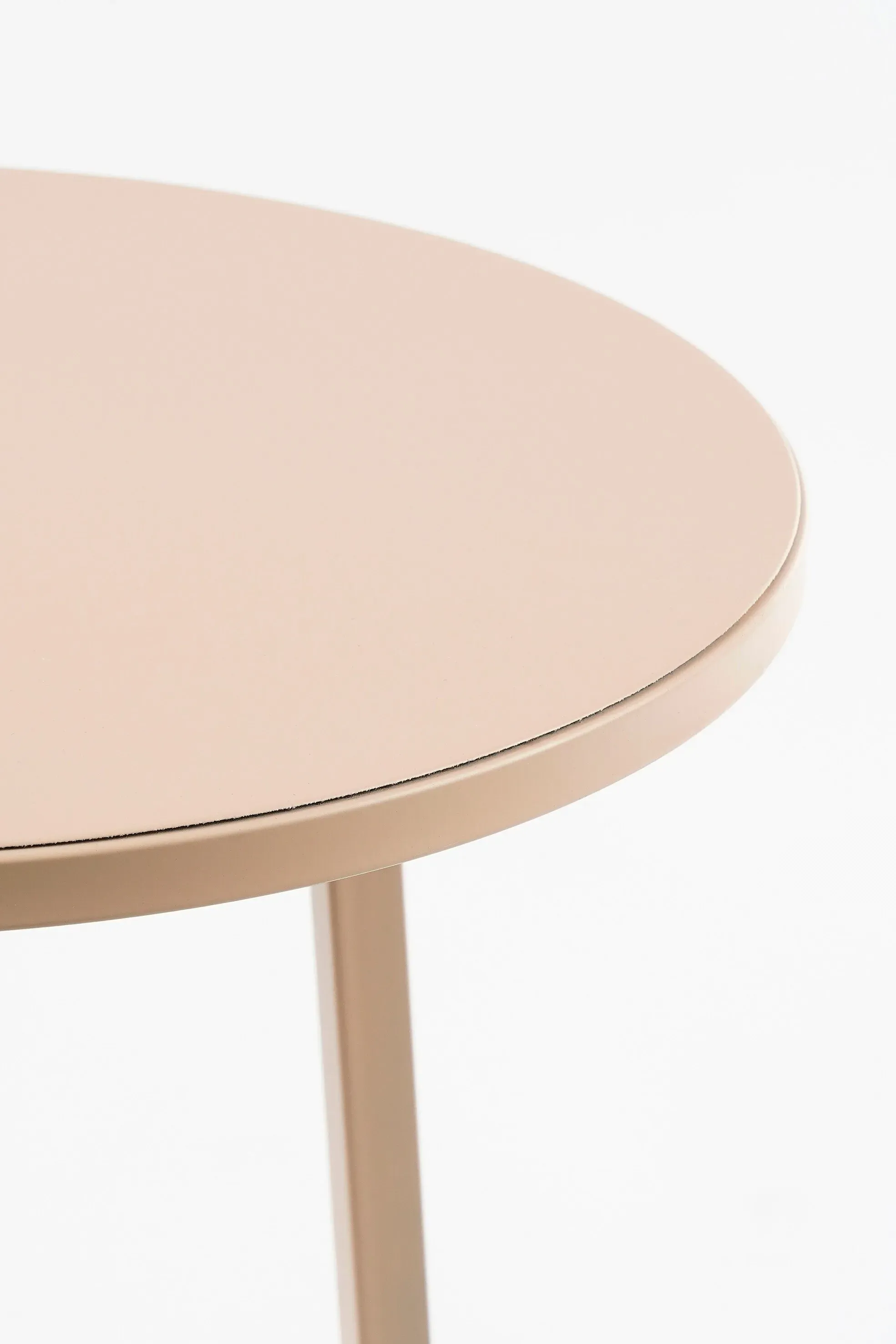 Illustration numéro 3 du produit Table à plantes en métal rose pâle H120