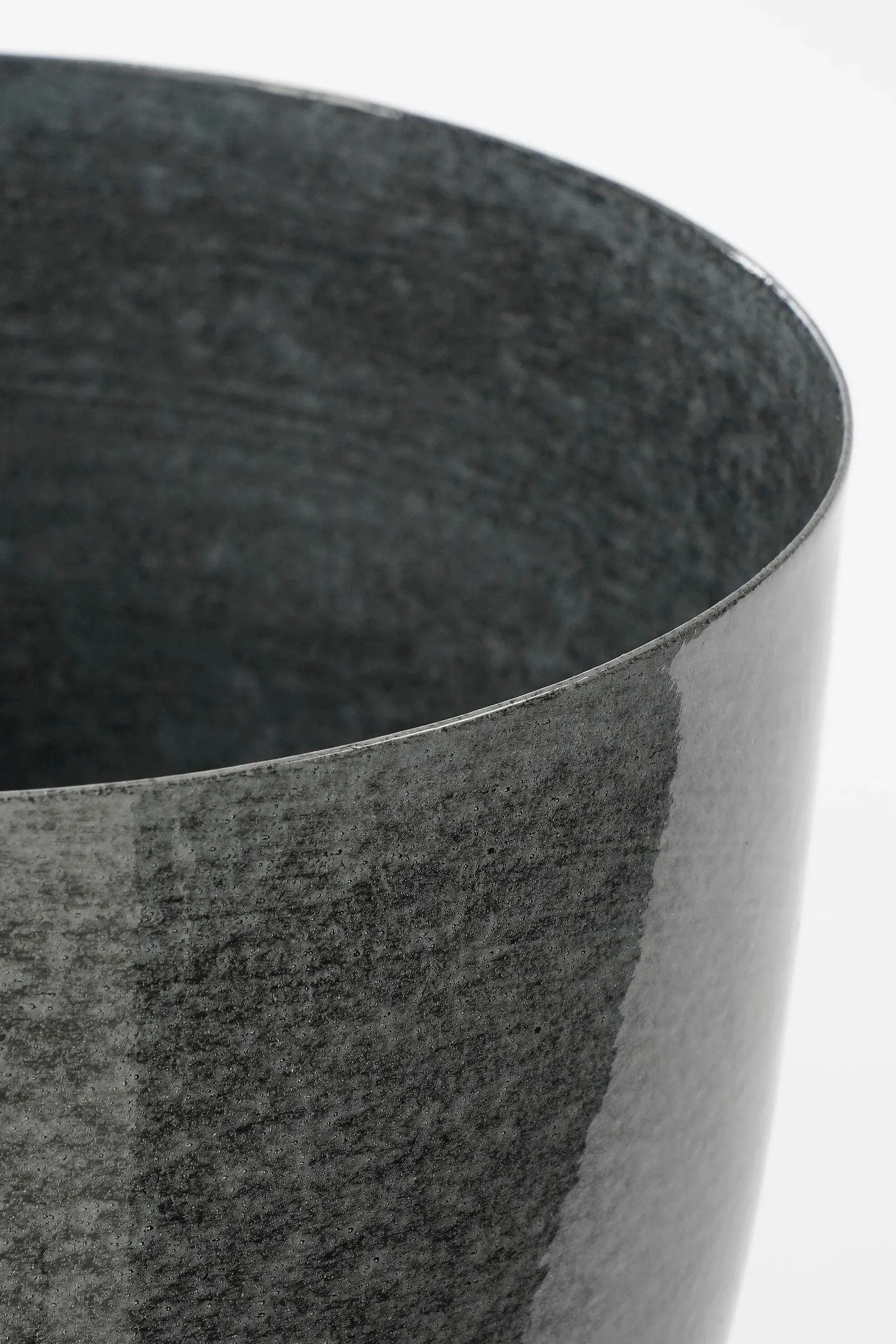 Illustration numéro 3 du produit Cache-pot sur pied en métal gris H28