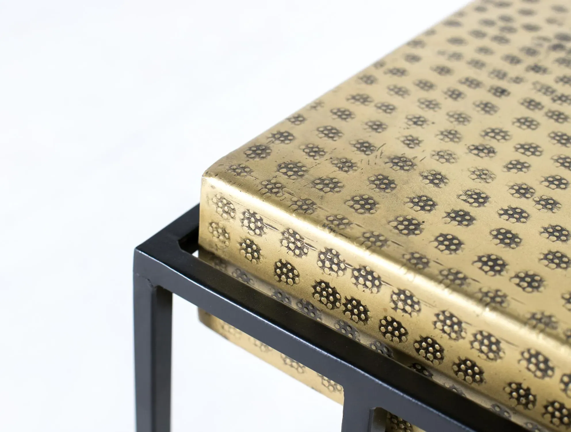 Illustration numéro 3 du produit Table d'appoint en acier et pieds en fer doré