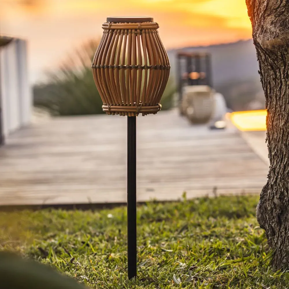 Illustration numéro 3 du produit Balise solaire à planter Polyrotin Marron H70CM