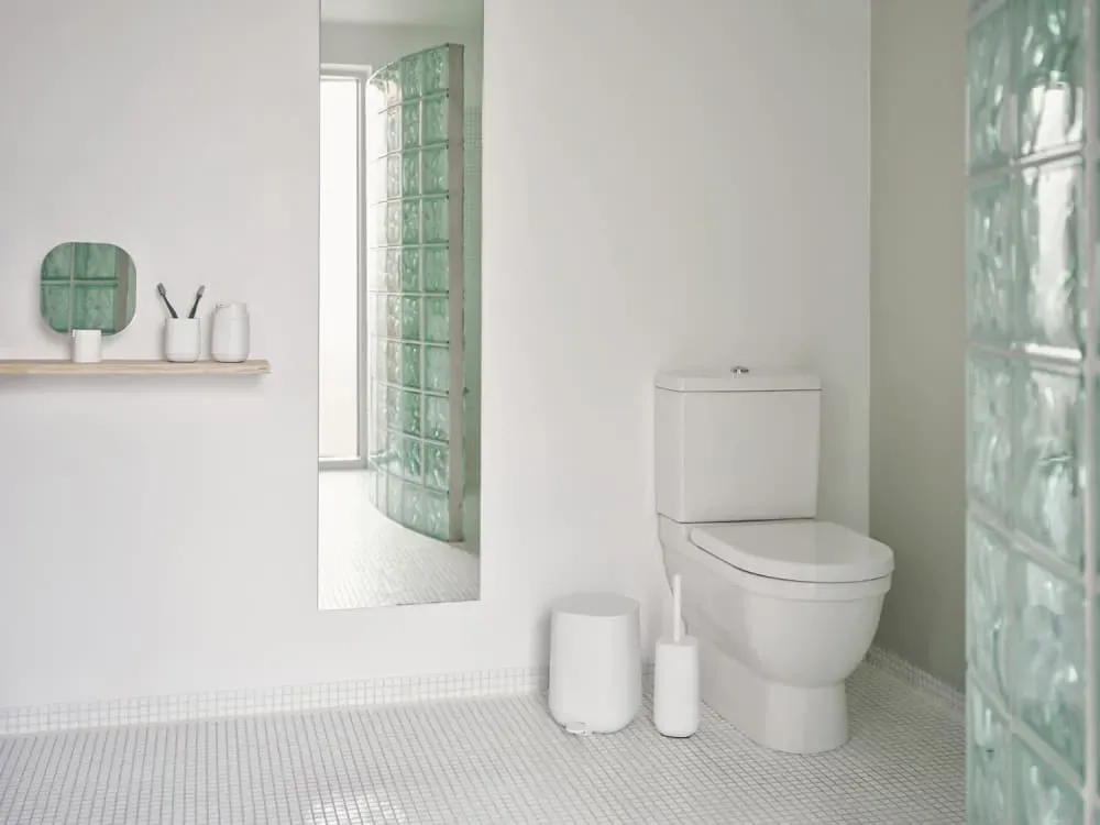 Illustration numéro 3 du produit Brosse de toilette en béton blanc