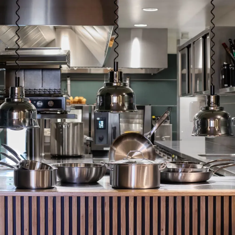 Illustration numéro 3 du produit Wok en acier inoxydable 24 cm - fait en France - tous feux