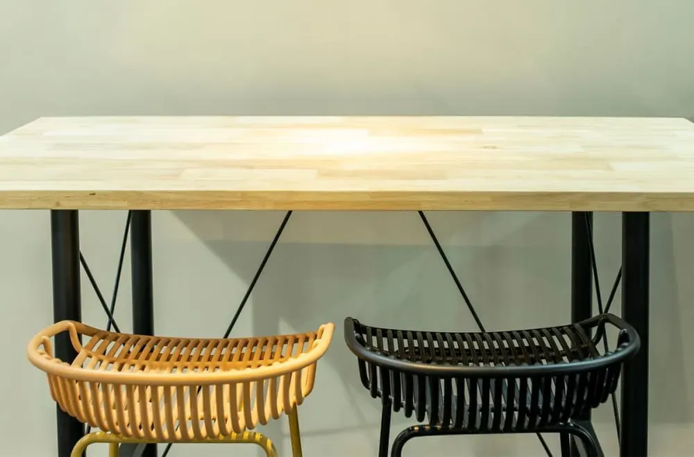 Illustration numéro 3 du produit Table haute en bois et acier noir style industriel