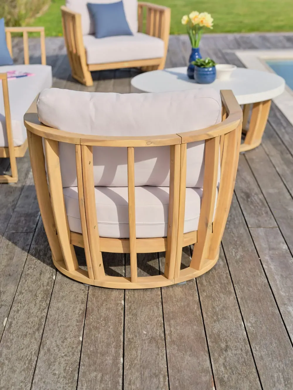 Illustration numéro 3 du produit Salon bas de jardin 5 places en bois d'acacia, plateau effet béton