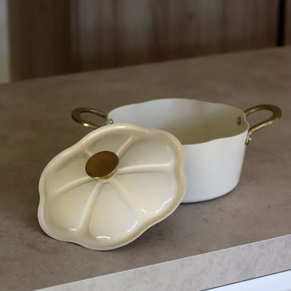 Illustration numéro 3 du produit Faitout en aluminium recyclé beige 24cm en forme de fleur