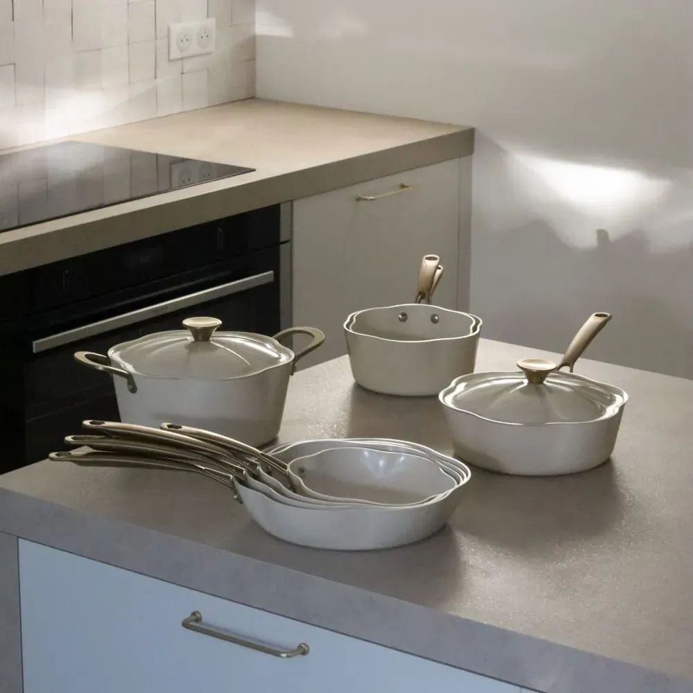 Illustration numéro 3 du produit Casserole en aluminium recyclé beige 20cm en forme de fleur