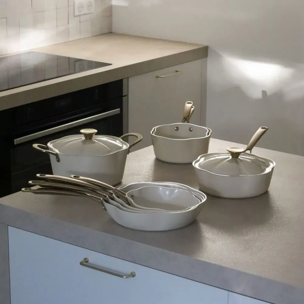 Illustration numéro 3 du produit Casserole en aluminium recyclé beige 18cm en forme de fleur