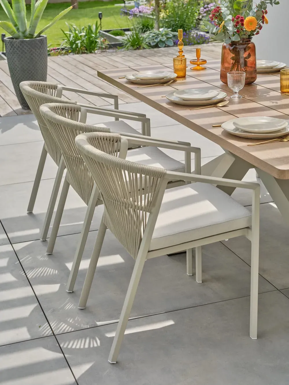 Illustration numéro 3 du produit Ensemble repas de jardin 6 places - Grège