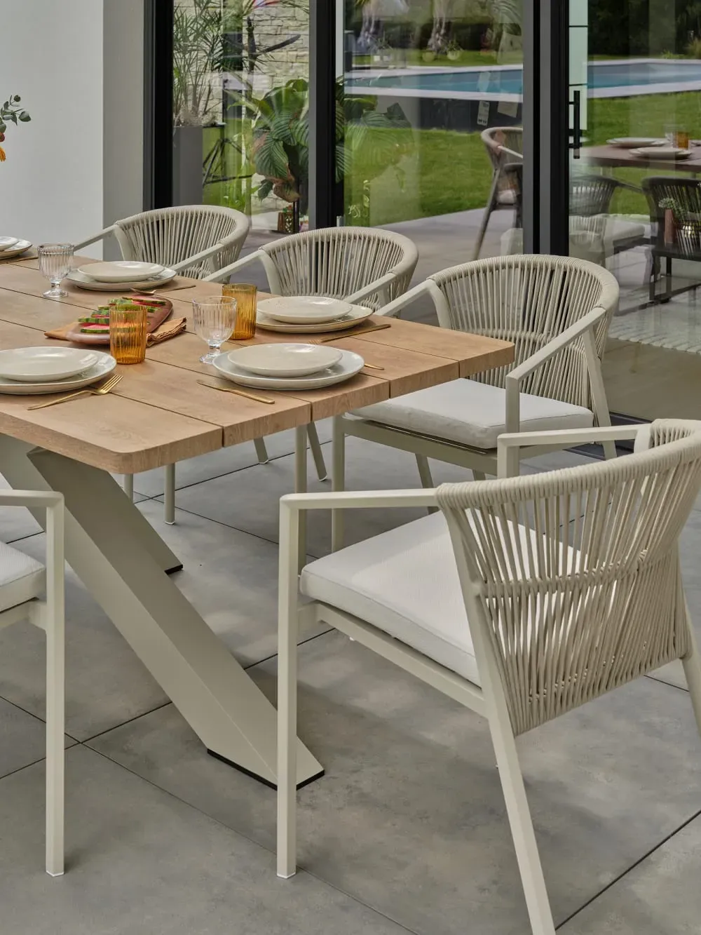 Illustration numéro 3 du produit Ensemble repas de jardin 8 places - Grège