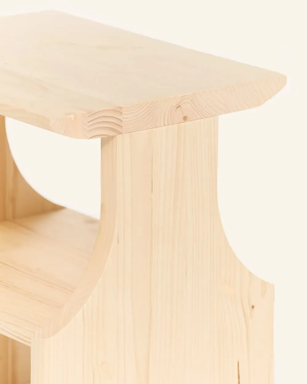 Illustration numéro 3 du produit Tabouret en bois massif couleur beige