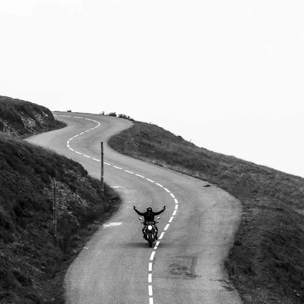 Illustration numéro 3 du produit Tableau balade solitaire en moto imprimé sur toile 60x90 cm