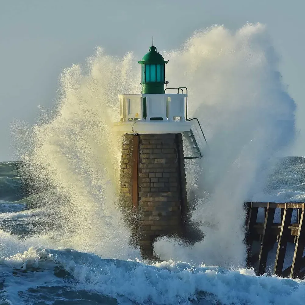 Illustration numéro 3 du produit Tableau tempête sur le phare imprimé sur toile 60x90 cm