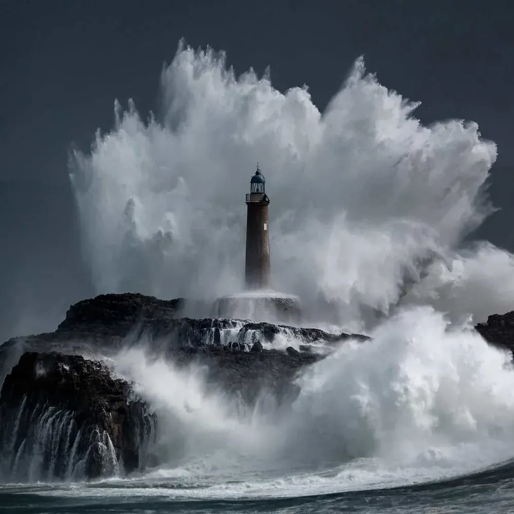 Illustration numéro 3 du produit Tableau phare fantôme imprimé sur toile 90x60 cm